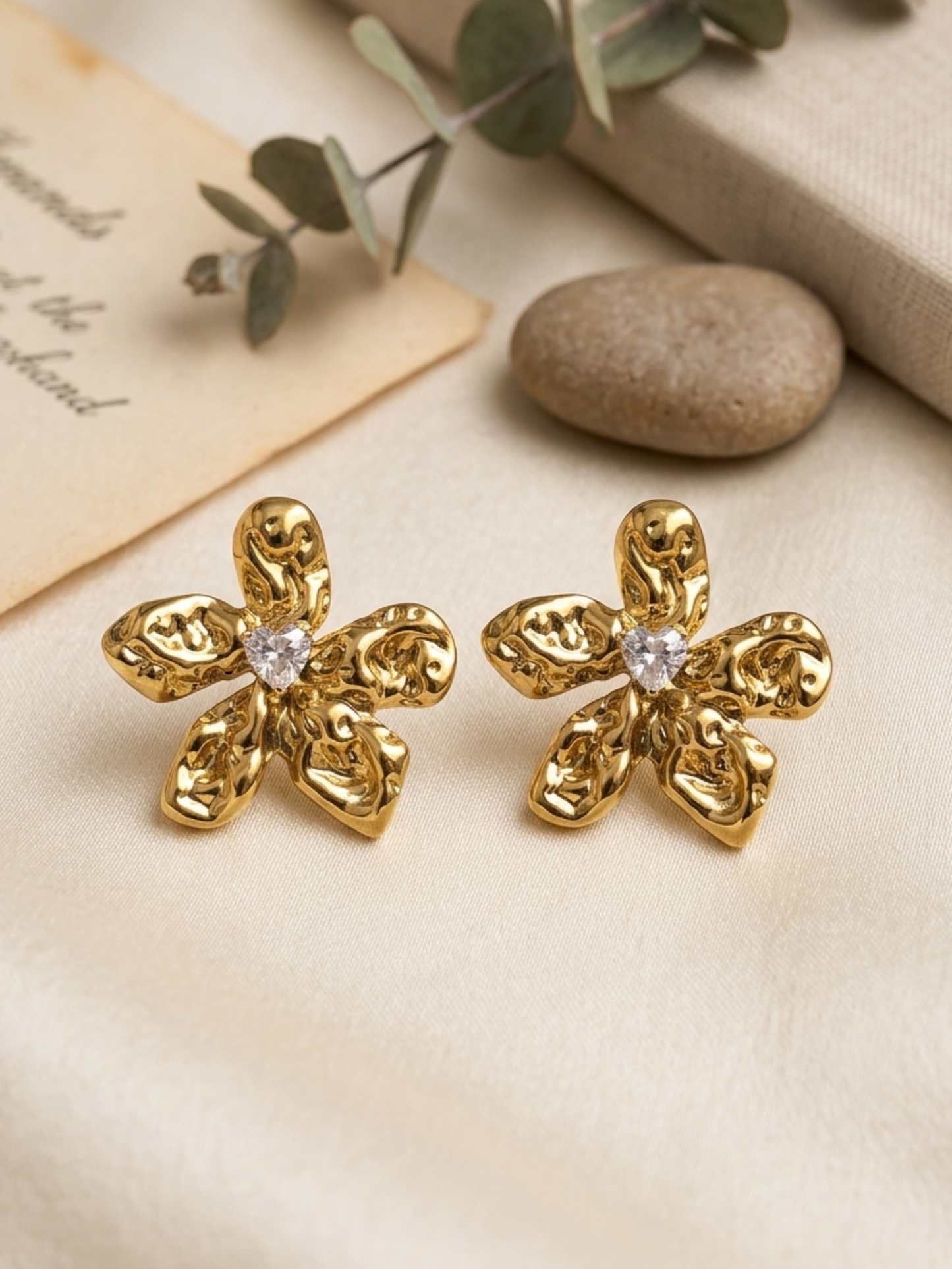 Texture flower stud - (Green & White)